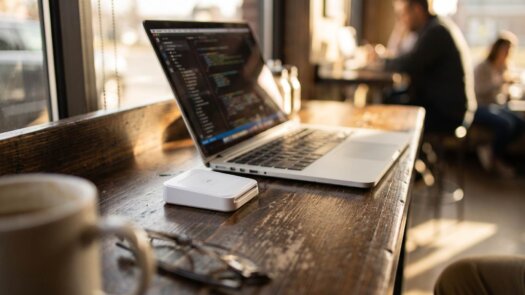Kartenleser neben einem Laptop mit Code auf dem Cafétresen